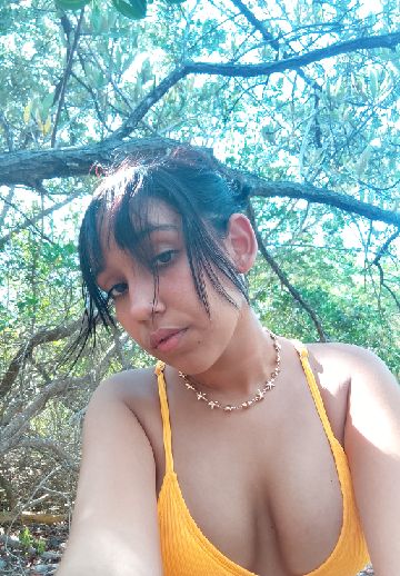 cam chat with strangers — Mariita outdoor daylight portrait