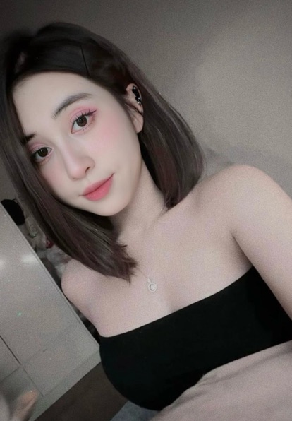 cam chat with girls — Meow soft natural-light portrait
